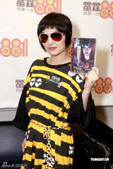 幻灯组图：何超仪个性洒脱 戴墨镜现身推销新唱片