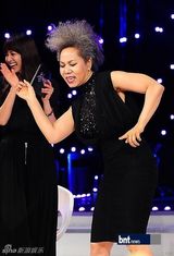 组图：仁顺伊等出演时尚节目展华丽舞台