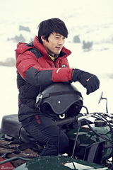 高清组图：玄彬新西兰拍广告展运动型男魅力