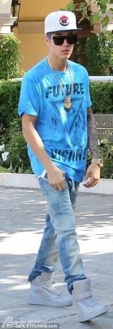 比伯载神秘女外出疑恋情曝光 露内裤表情爽歪歪