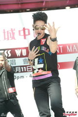 组图：吴建豪盼红馆开唱 签唱与粉丝亲密互动