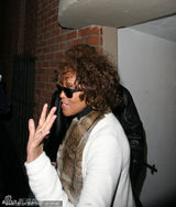 组图：休斯顿去世前被狗仔偷拍 面容憔悴似病重