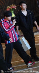 高清图：周杰伦穿红条纹外套醒目 保镖护驾左右