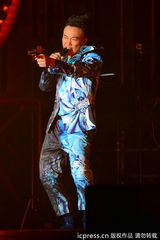 组图：陈奕迅成都开唱 “E神”一秒变印钞机
