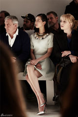 组图：刘诗诗巴黎时装周简约素雅风格多变