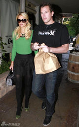 幻灯：希尔顿走“绿色风” 与男友为圣诞节采购