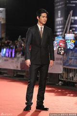 组图：周渝民黑西装亮相金钟红毯 笑容亲和迷人