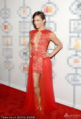 组图：宝拉-巴顿深V蕾丝透视裙 秀浑圆半乳