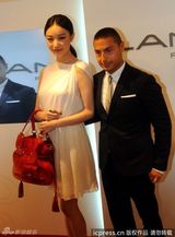 组图：倪妮白裙代言气质优雅宛若女神