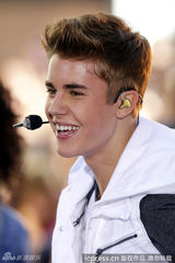 组图：贾斯汀-比伯热演引疯狂 撩衣秀腹肌