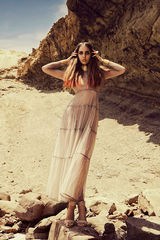 组图：丹麦超模娜嘉-本德透视装美胸隐现