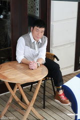 组图：梁咏琪担任许志安MV女主角