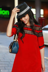 组图：张静初时尚英伦街拍 蕾丝礼帽诠释维多利亚风