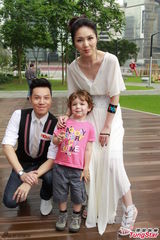 组图：杨千嬅白色长裙优雅亮相 大谈育儿经