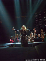 组图：麦当娜上演限制级 边跳边脱蹭猛男