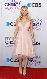 组图：“佩妮”凯莉-库柯(卡蕾-措科)透视裙亮相美胸隐现