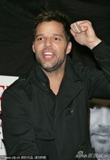 高清图：瑞奇-马丁帅气宣传自传 呼吁保护同性恋