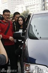 组图：阿娇佛山举办签唱会 千名粉丝挤爆现场