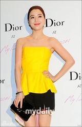 组图：河智苑韩智敏韩艺瑟出席活动装扮时尚