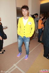 组图：群星录世界杯主题曲 谭咏麟炫万人迷签名