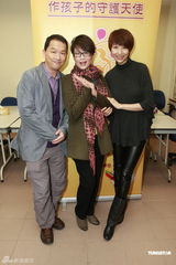 组图：蔡少芬清爽短发现身 廖启智陈敏儿夫妻同台