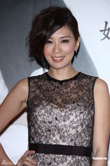 组图：弟弟卫斯理办满月酒贾静雯现身护女心切