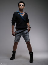 高清组图：王斑休闲写真 初冬酷男人偶露顽皮