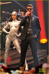 组图：罗宾献唱换女搭档 称不再与麦莉合唱