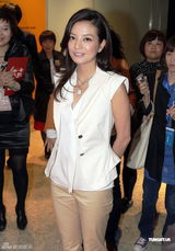 组图：赵薇热衷慈善事业 与林心如咬耳朵换心得