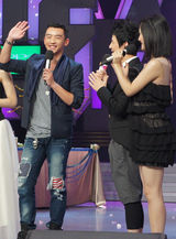 组图：郑恺《大本营》演习求婚 透露择友条件