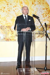 组图：王家卫受勋吻太太 梁朝伟张震到场力挺