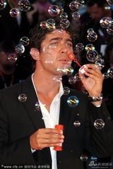 组图：爱娃助阵《沙漠驼影》首映 现场玩吹泡泡