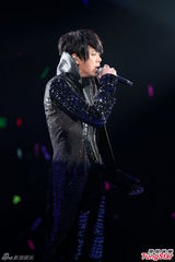 组图：A—Lin香港个唱劲歌热舞 抹胸裙秀身材