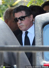 组图：史泰龙出席儿子葬礼 黑超遮面难掩悲伤