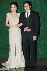 组图：晶刚香港婚宴 郭晶晶坠钻礼服挽霍启刚亮相