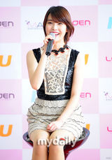 组图：韩歌手IU出道千日粉丝见面会 公主裙可爱俏皮