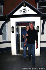 组图：皮特好事将近包场宴请好友乔治-克鲁尼