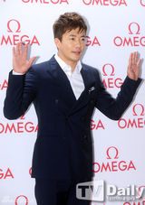 组图：f(x)Sulli刘亚仁权相佑等出席名表展示会