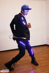 组图：蔡旻佑勤练六块肌 色诱天心同台飙歌