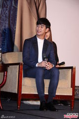 高清组图：金秀贤台湾会粉丝 帅气亮相讲台语