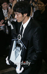 幻灯图：朴龙河灵车抵达火葬场 骨灰将安置京畿道