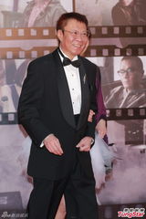 组图：黄岳泰夫妇走红毯 妻子白色蓬裙显活力