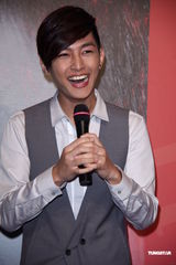 组图：炎亚纶单飞成绩胜飞轮海 强调组合不解散