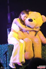 组图：钟嘉欣热力开唱 陈慧琳担任嘉宾