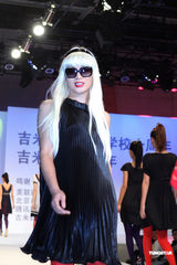 组图：吉米穿连衣裙风骚走秀 用穷时尚引导潮流