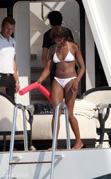 幻灯图集：名模诺奥米-坎贝尔海滩度假大秀比基尼