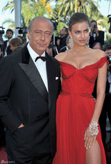 组图：C罗超模女友戛纳走秀展玉腿深沟