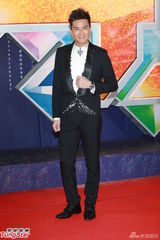 组图：杨怡复古黑裙红毯抢镜 马国明西服别致