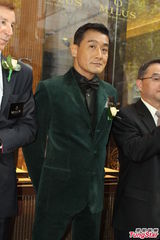 组图：梁家辉沪上吸金 私下被彭于晏叫“爹地”