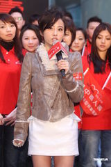 组图：蔡依林代言忙做蛋糕 谈及男友锦荣笑而不答